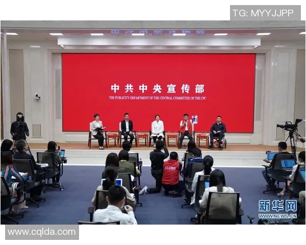 足球明星背后的故事漫画记者独家采访揭示他们的真实生活与梦想